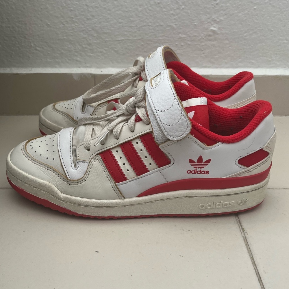 adidas Originals Forum 84 low sneakers in white and red